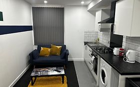 Cozzy Haven Two Min From Train Station